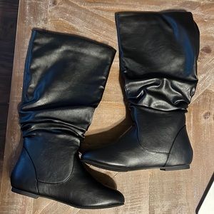 JOURNEE COLLECTION BLACK BOOTS